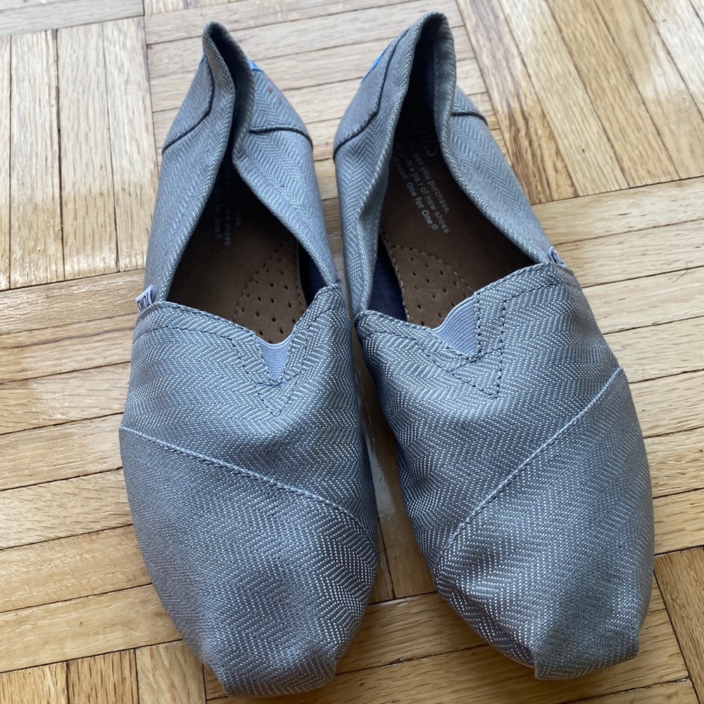 Toms light gray with white pattern women’s flats.